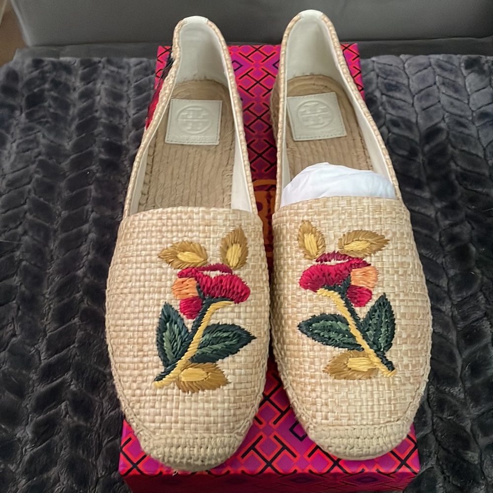 NEW NEVER WORN.  TORY BURCH